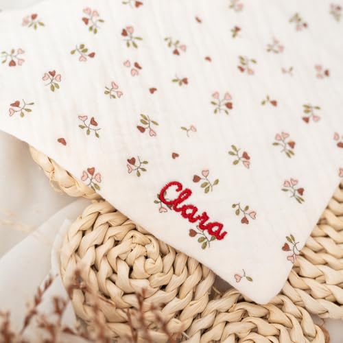 wunderwunsch Baby Halstuch, Babygeschenk, Geschenk zur Geburt, Dreieckstuch Kinder, Taufgeschenk personalisiert mit deinem Wunschnamen in 8 süßen Designs (Herz Blumen)