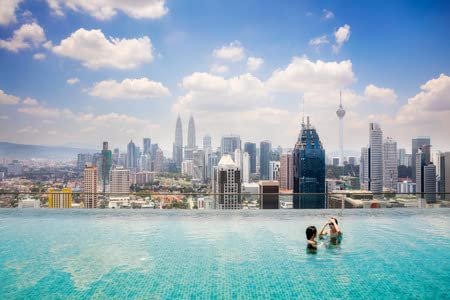 Leinwand-Bild 140 x 90 cm: Swimmingpool auf dem Dach mit schöner Aussicht auf die Stadt Kuala Lumpur, Malaysia.(69671084)