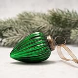 Détails festifs élégants : complétée par un capuchon en bronze orné et un ruban en organza assorti, cette décoration dégage une sophistication intemporelle. Le vernis craquelé givré ajoute de la profondeur et du caractère, complétant parfaitement les décorations classiques et du pays des merveilles hivernal.