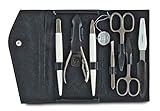 HANDGENÄHTES RINDLEDER-ETUI MIT KONTRASTSTREIFEN. Das handgenähte schwarze Nagel-Etui weist die für Rindsleder typische strukturierte Oberfläche auf. Rindsleder ist besonders fest und stabil. Über den Druckknopf wird das Etui verschlossen. Eine Halterung verhindert das Verrutschen der hochwertigen Nagelpflege-Instrumente.