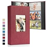 Couverture en lin rembourrée avec fenêtre d’affichage: Habillée de lin naturel au toucher doux, la couverture rigide rembourrée apporte une sensation de qualité et de sobriété intemporelle. La fenêtre intégrée vous permet de personnaliser la couverture avec votre photo préférée – une touche personnelle dès le premier regard.