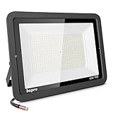 ☔ IP65 a prueba de agua: Foco LED para exteriores = IP65 a prueba de agua, simplemente conecte el cable, fije la luz y ajuste el ángulo que desee. Se puede utilizar en interiores y exteriores en plazas, vallas publicitarias, fábricas, muelles, edificios de oficinas, hoteles, salas de exposiciones, etc. Es especialmente adecuado para la decoración de iluminación interior y exterior en grandes espacios.