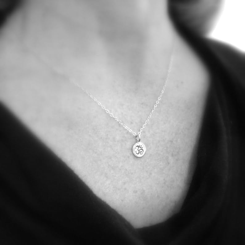 Om-Halskette aus 925er Sterlingsilber. Zen-Yoga-Yogi-Schmuck. Schlichter Ohm-Symbol-Anhänger. Für jeden Tag. Zierlicher Schmuck. Geschenk für sie | mit 45,7 cm langer Kette | versilbert | L_PN_0489