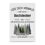IDEALES GESCHENK - Ein lustiges Metall-Schild mit Spruch - Leg dich niemals mit einem Dachdecker an. Dieses Blechschild ist das perfekte, persönliche und praktische Geschenk zum Umzug oder Einzug - zur Wohnungseinweihung, zum Geburtstag oder zu Weihnachten.