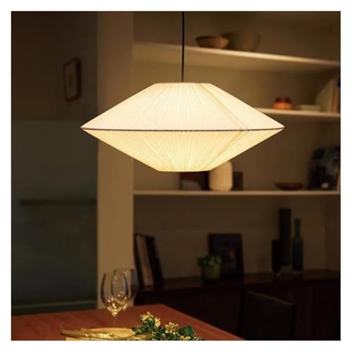 Lampe suspendue en tissu crée une ambiance cosy dans le salon