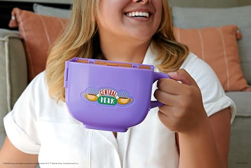 Polly Pocket Coffret Exclusif Friends Forme Tasse À Café Central Perk, avec 6 Poupées, 9 Accessoires Et 3 Lieux Emblématiques, À Collectionner, Jouet Adulte, A Partir De 14 Ans, HKV74