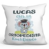MUGFFINS Cojín Personalizable 40x40 cm para ORTOPEDISTA Relleno Incluído - En Español - Koalificados Personalizados - Regalo Original y Divertido