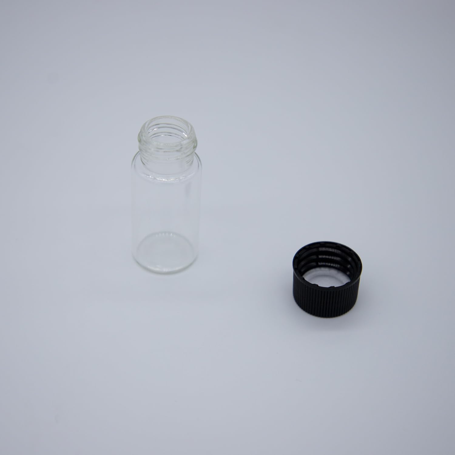 20 Stück 10ml Glasfläschchen, flüssiger Probennahmer kleiner Glasflaschenspeicherbehälter mit PE-Liner-schwarzen Schraubkappen leckagefest für ätherisches Öl und Probenproben