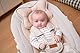 MoMi Babywippe PEARL für Babys bis 9 kg, 360° drehbarer Sitz, LED-Panel, Bluetooth, Fernbedienung, Batterie- oder Netzbetrieb, Netzteil mit USB-Kabel, 5-Punkt-Sicherheitsgurt, Bügel und Spielzeug