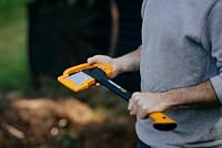 Fiskars Spaltaxt, Inklusive Klingen- und Transportschutz, Länge: 44 cm, Antihaftbeschichtet, Hochwertige Stahl-Klinge/Glasfaserverstärkter Kunststoff-Stiel, Schwarz/Orange, X11–S, 1,1 kg, 1015640 – Ansicht 3