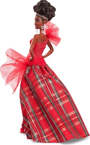 Muñeca Barbie Signature Holiday 2024 con vestido escocés miniatura 6