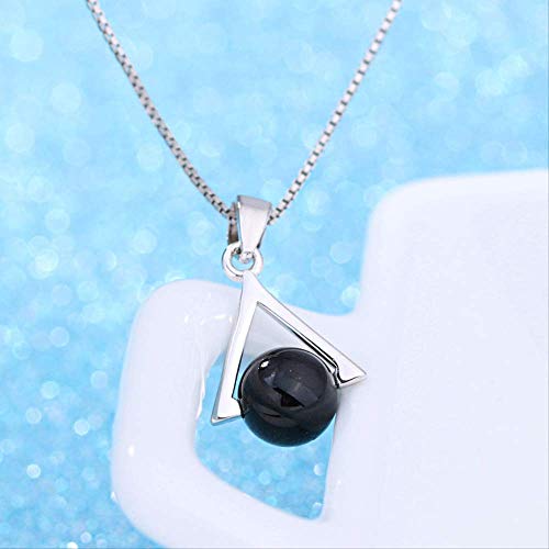 Collier triangle noir avec sa chaîne en argent exquise et fine