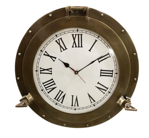 Horloge murale vintage en laiton pour sublimer un salon industriel chic