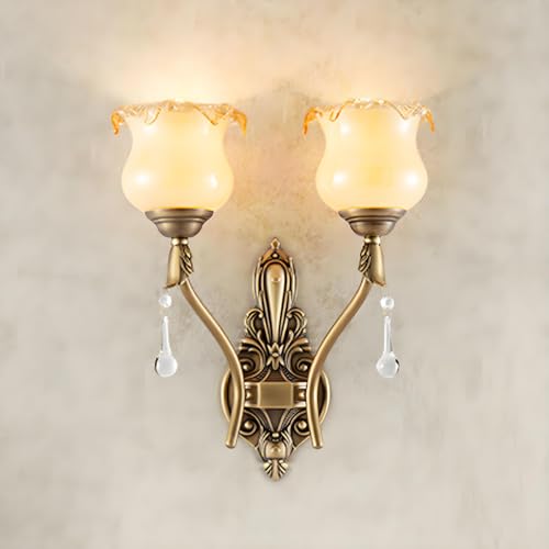 Applique vintage in ottone: questa applique vintage a luce singola è realizzata in ottone di alta qualità e presenta un paralume in cristallo. La base è galvanizzata con oro antico e bronzo, che la rende resistente alla ruggine e alla corrosione e non sbiadisce mai. Il bellissimo paralume a forma di fiore permette alla lampadina di brillare intensamente, creando un'atmosfera meravigliosa nella vostra stanza.