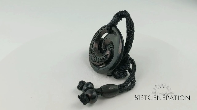 Collier Pendentif En Corne Sculpté Koru Maori Double Pikorua - 81stgeneration | Longueur 84 Cm