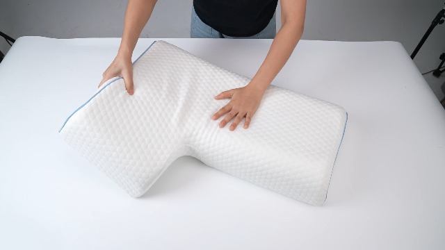 Almohada de espuma viscoelástica con orificio para brazo miniatura 7