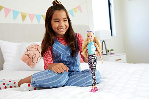 Barbie Fashionista Muñeca rubia con top Malibu, leggings con dos estampados y accesorios de moda (Mattel GRB50)