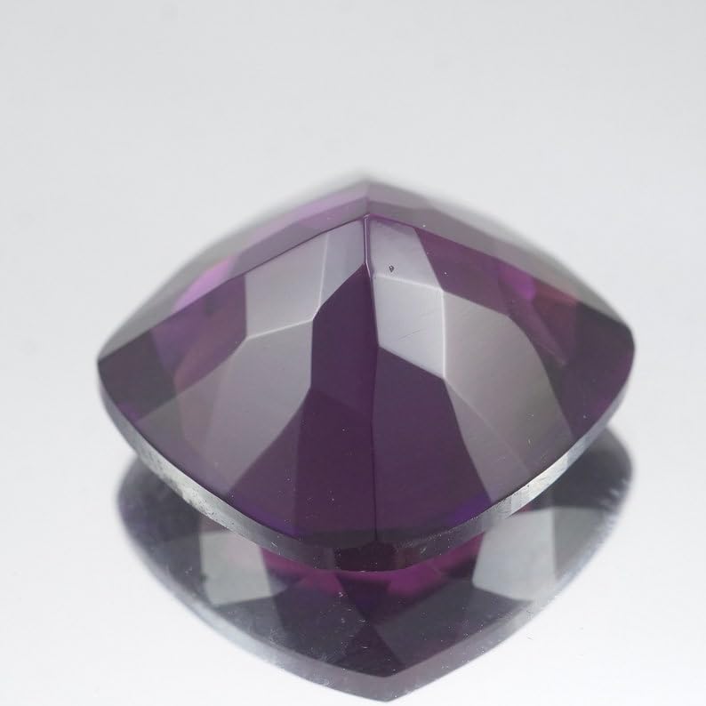 Saphir violet de 12mm en taille coussin pour création de haute joaillerie
