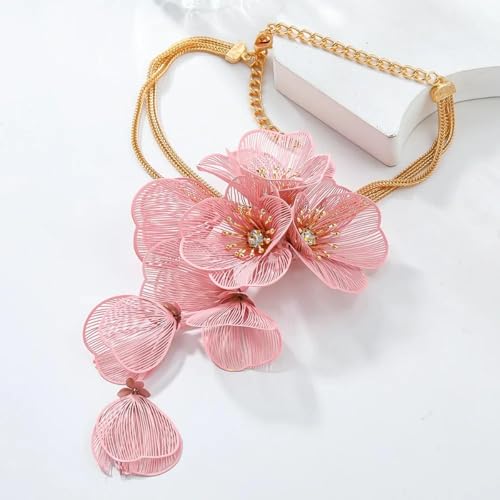 Collier de fleurs exagéré de mariage pour sublimer instantanément un décolleté trop simple
