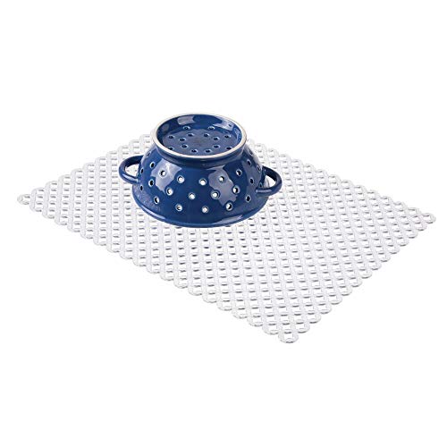 mDesign Protector fregadero – Práctica rejilla de plástico para evitar arañazos en fregaderos de acero inoxidable – Alfombrilla escurridora para pila o encimera – Tamaño grande – Transparente