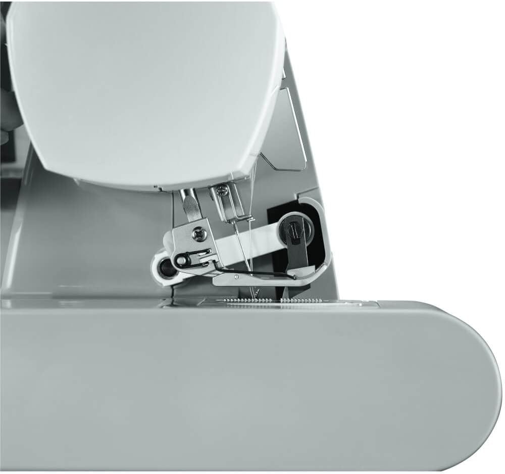 SINGER 14HD854 സെർജറിന്റെ സൂചിയുടെയും മുറിക്കൽ ഭാഗത്തിന്റെയും ക്ലോസ്-അപ്പ്