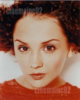 Amazon.co.jp: レイチェル・リー・クック/赤い服の超アップ写真