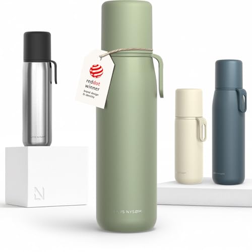 LARS NYSØM Botella Térmica de Acero Inoxidable - Isotérmica de Doble Pared con Taza y Correa, Metálica Hermética para Viaje, Oficina y Exterior (Sage Green, 1000ml)