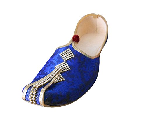 Zapatos de boda tradicionales de seda Kalra Creaciones para ceremonias de hombre
