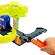 Hot Wheels Spielzeugauto Trackset, Tankstelle mit Schlange Spielset mit Die-Cast-Fahrzeug im Maßstab 1:64, 2 Spielmöglichkeiten, Twister-Loopings und schnelles Track-Stecksystem,JBM63