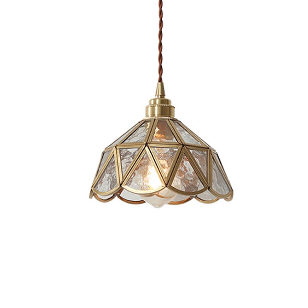 Plafonnier luminaires en verre et laiton pour moderniser un salon sombre