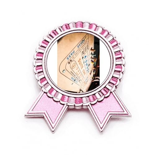 Médaille de récompense style jeton de poker en métal rose et finitions Art Déco