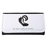 ❤ 100% LIEBEVOLL - Dieses wunderschöne XXL Damen Portemonnaie von Mr. & Mrs. Panda in der Größe 185 X 100 mm ist wirklich etwas ganz Besonderes.. Diese Geldbörse ist aus hochwertigem Premium Kunstleder gefertigt und bietet 7 Karten- und 2 Scheinfächer, 1 Münzfach, Scheckeinlage und Zusatzfächer. Der Geldbeutel ist mit Magnetverschluss und Reißverschluß ausgestattet. Dieses Portemonee ist wirklich robust, langlebig und ist wie all unsere Portemonnaies mit zauberhaften Motiven versehen. Wir wün...