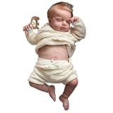 Cheveux et détails délicats : les cheveux en fibres dorées de la poupée sont enracinés à la main pour un toucher doux et réaliste..Ses sourcils sont peints et scellés, tandis que ses cils synthétiques ajoutent du réalisme..Les ongles sont méticuleusement peints, avec un éclat naturel et de petites demi-lunes, reflétant les détails des vrais ongles de bébé.