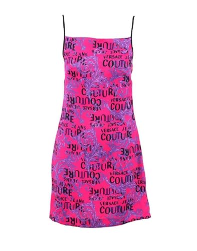  VERSACE JEANS COUTURE Abito in Crepe Satin Fucsia/Viola. Stampa Logo e Baroque all Over. Scollo Quadrato. Spalline Sottili e Regolabili. Spacchetti Laterali, Chiusura Abito con z
