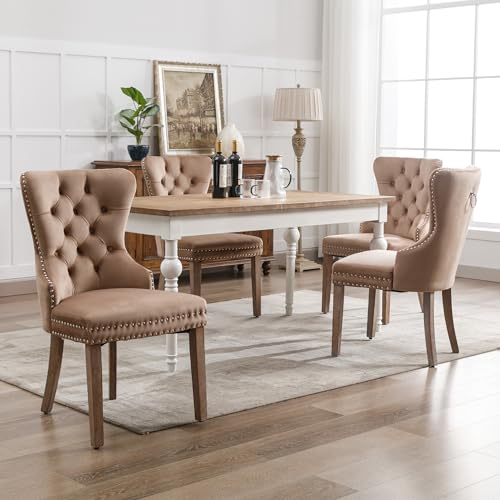 Hmdpoo Silla de Comedor Tapizada con Terciopelo Marrón Claro, Patas de Madera Maciza, Diseño de Aldaba en Respaldo, Tachuelas Decorativas, 53x46.5x95cm, Set de 4