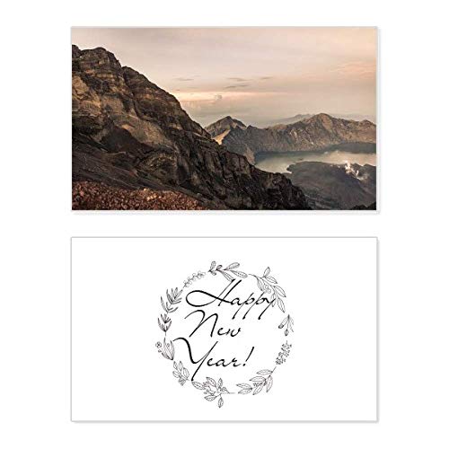 Tarjeta de año nuevo con paisaje de montaña para felicitar las fiestas con elegancia