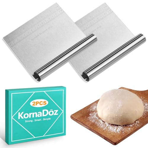 KornaDoz Paquete de 2 cortadores de masa de acero inoxidable y raspador de pastelería, cuchillo de banco con escala de medición, picador de alimentos multiusos para pan, pizza y pasteles, herramientas