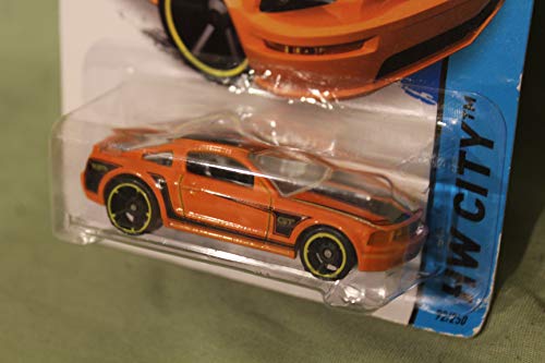 2014 Hot Wheels Hw City - 2005 Ford Mustang GT - Orange miniatura 2