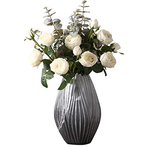 Vase pour fleurs et table de salle à manger décoration design