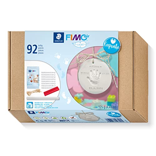 STAEDTLER FIMOair 81 Set 03 Pâte Ă modeler lĂ©gère Ă sĂ©cher Ă l'air libre – Ensemble souvenir d'empreintes de mains de bĂ©bĂ© (lot de 92 pièces, y compris bloc d'argile de 125 g et kit de tampon Ă