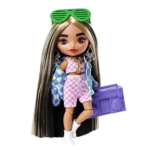 Barbie Extra Mini Muñeca pequeña articulada con chaqueta de cuadros, pelo largo y accesorios de moda de juguete (Mattel HGP64)