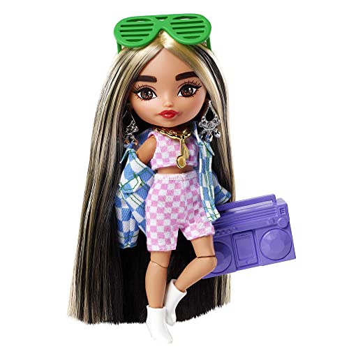 Barbie Extra Mini Muñeca pequeña articulada con chaqueta de cuadros, pelo largo y accesorios de...