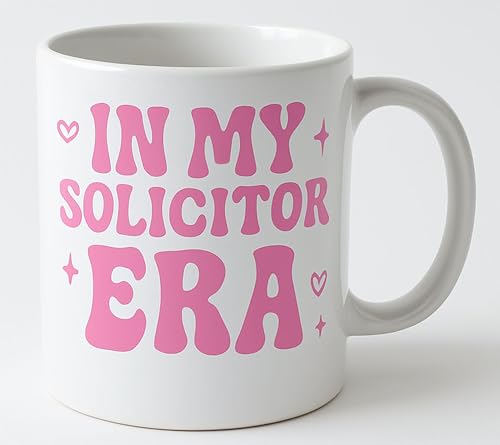 MILLHOUSE PRINTS in My Solicitor Era" Mug – Tazza da caffè in ceramica da 325 ml per avvocati, professionisti legali e studenti di giurisprudenza - Divertente design rosa Groovy per avvocati e regine
