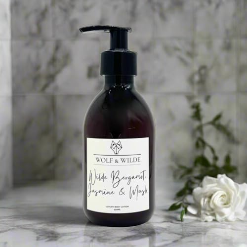 Loción corporal de lujo Wilde de bergamota, jazmín y almizcle 250 ml por Wolf & Wilde. Fabricado con vitamina E. Apto para veganos y libre de crueldad
