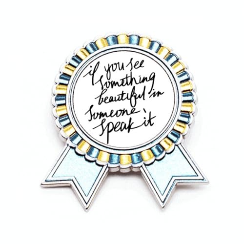 Broche en métal M gravée avec finition soignée et design poétique contemporain