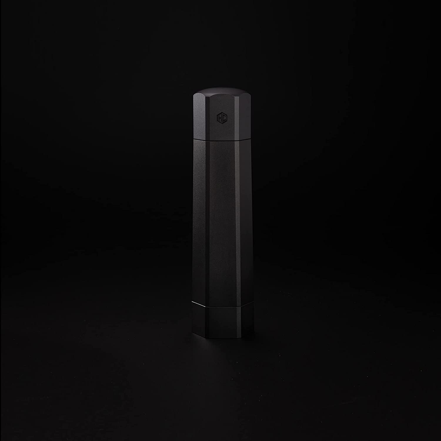 HexClad HexMill Moulin à poivre de qualité professionnelle très résistant, rechargeable, en aluminium noir mat, dix réglages de mouture grossière réglables