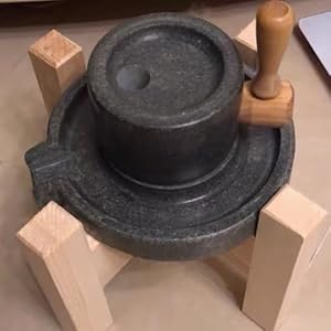 Koqenag XINDELILI Steinmühle mit Holzständer (20cm)