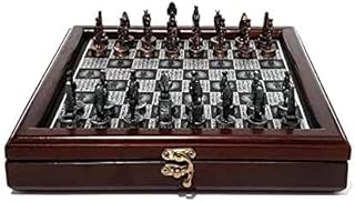 طقم شطرنج فرعوني فاخر — قطع معدنية ثقيلة بتصميم حضارة مصر القديمة، مع رقعة خشب طبيعية قابلة للطي وصندوق تخزين بلمسة كلاسيكية أنيقة من أحمد & محمد