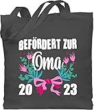 Baumwolltasche - Oma Geschenk - Befördert zur Oma 2023 mit Blumen - weiß - Unisize - Dunkelgrau - geschenke für werdende omas kleinigkeit omi großeltern werden stoffbeutel e grandma - WM101
