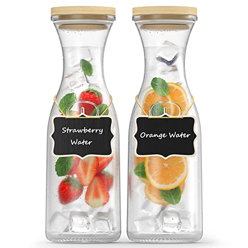 FINEW 2er Set Glaskaraffe 1 Liter, Wasserkaraffe mit Deckel, dickere und stärkere Wasserkrug Glas, Glaskrug für Getränke, Glasflasche, Weinkaraffe, Karaffe set inkl. 2 Tafeletiketten aus Holz Cover